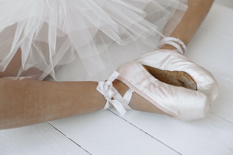 picture of ballerina with ballet shoes 