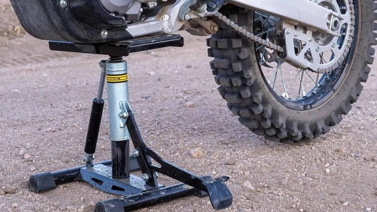 Adjustable dirt bike stand with dirtk bike on it