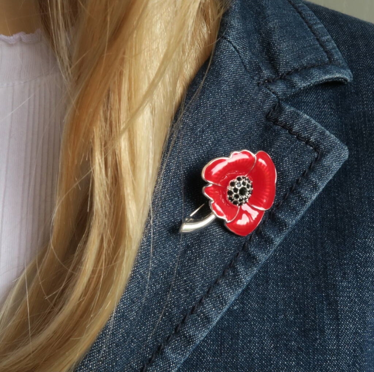 anzac day poppy pin on clothes